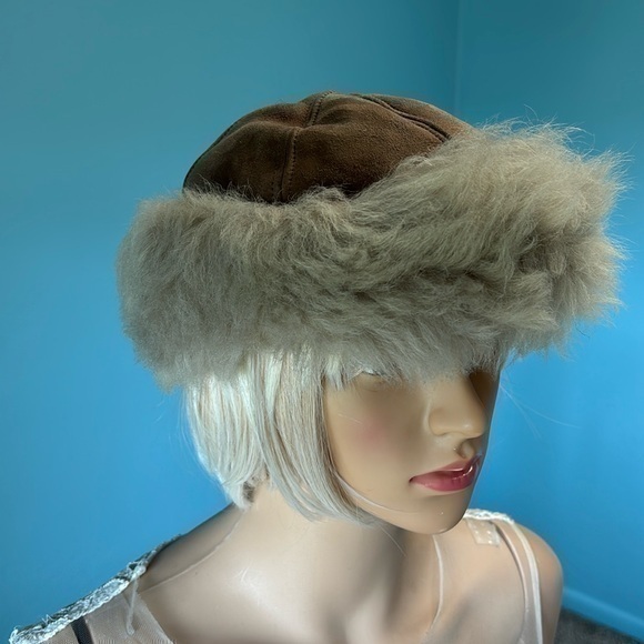 Bloomingdale’s lamb fur and suede cap off white and tan size extra small - Picture 1 of 16